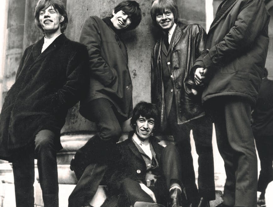  „The Rolling Stones“ pozuoja fotografams XX a. septintajame dešimtmetyje. iš kairės: Mickas Jaggeris, Keithas Richardsas, Billas Wymanas (sėdi), Brianas Jonesas ir Charlie’is Wattsas.