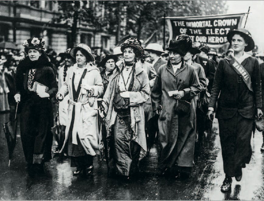 Emmeline’a Pankhurst (trečia iš kairės), vadovaujanti didžiulėms protesto eitynėms Viktorijos krantine, kuriomis buvo siekiama, kad Britanijos vyriausybė leistų pakeisti į frontą išsiųstus ginkluotės gamyklų darbuotojus. Tarp protestuotojų buvo motinų ir dirbančių moterų, taip pat Londono vidurinės klasės ir aristokratijos atstovių, kurios reikšmingai prisidėjo prie sufražisčių judėjimo finansiškai ir darydamos stiprų spaudimą įtakingiausiems politikams.